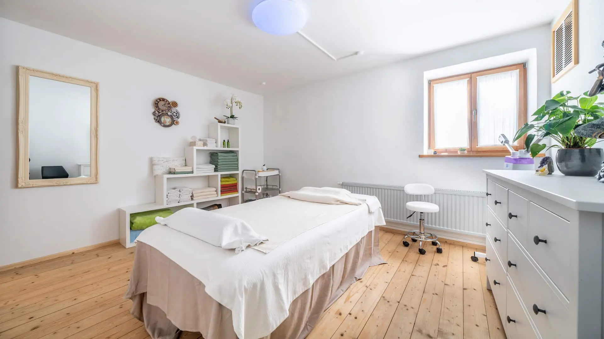 Behandlungsraum mit warmer Wellness-Atmosphäre