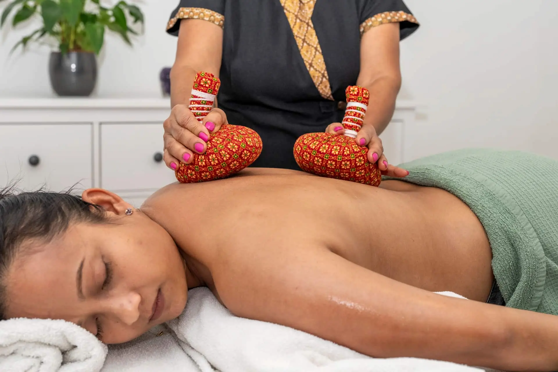 Thaimassage mit Kräuterstempel